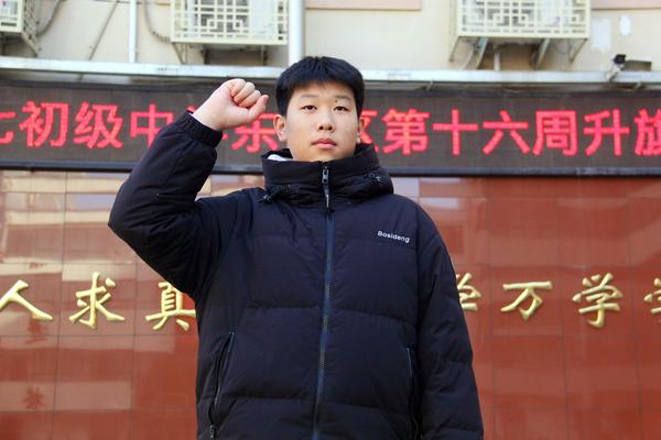 桂颂博同学带领全体同学宣誓 桂颂博同学带领全体同学宣誓